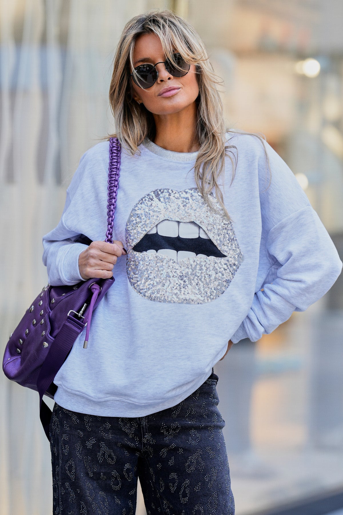 Roundneck sparkle lips